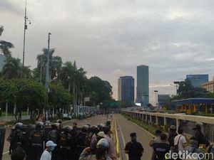 Video Demo di Depan DPR Diwarnai Provokasi, Sempat Ricuh