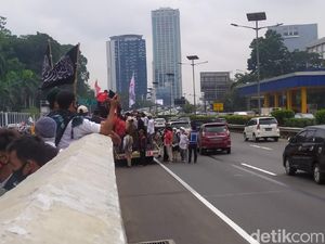 Viral Polisi Dilempari Batu oleh Massa Demo di DPR, Begini Kejadiannya