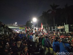 Massa Demo Buruh dan Mahasiswa Masih Bertahan di Depan Gedung DPR