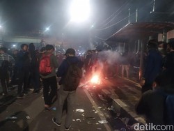 Sekelompok Massa Bakar-bakar dan Lempar Botol di Depan Gedung DPR