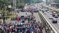 Massa Geruduk DPR Ketika Paripurna Digelar