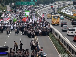 Penampakan Massa PA 212 Mulai Padati DPR, Tolak RUU HIP