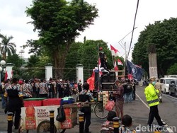 Massa Juga Demo di Belakang Gedung DPR, Lalin Jalan Gerbang Pemuda Macet