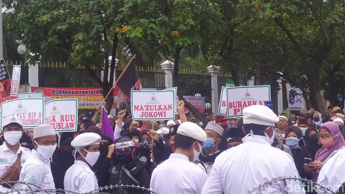 Massa PA 212 Dkk di DPR Tuntut Pemakzulan Jokowi dan Pembubaran PDIP