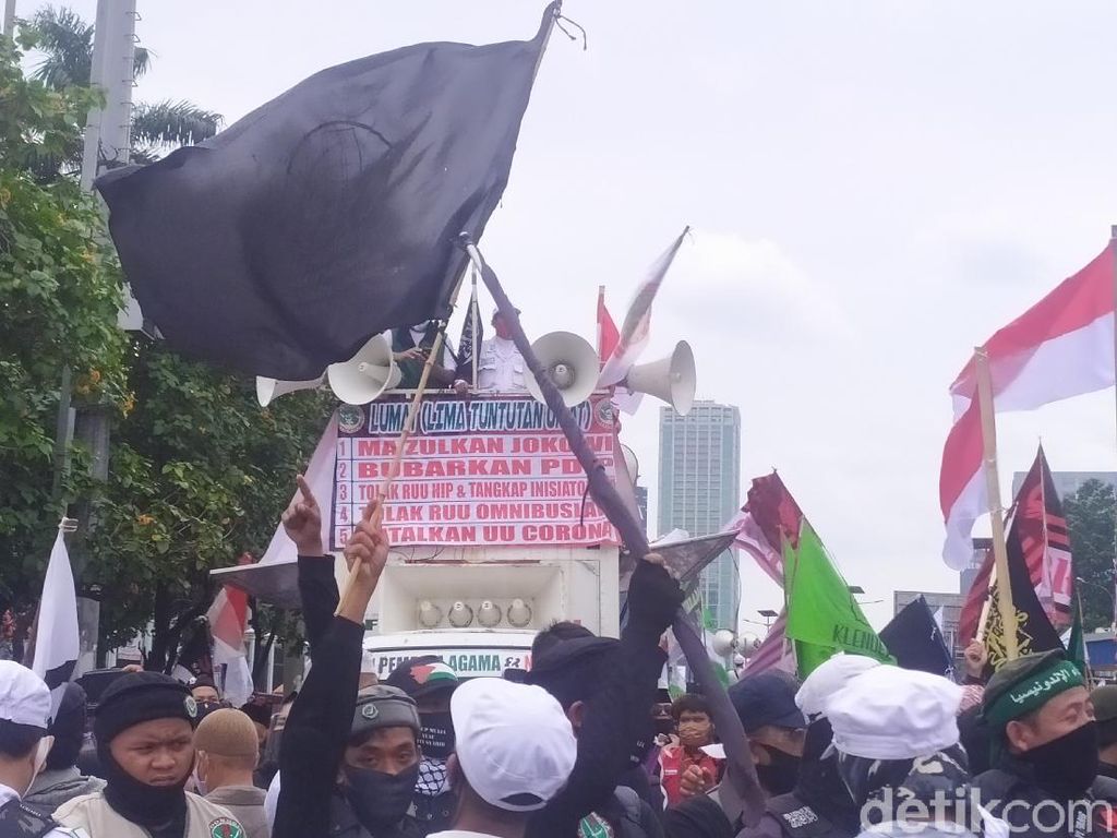 Massa PA 212 Dkk di DPR Tuntut Pemakzulan Jokowi dan Pembubaran PDIP