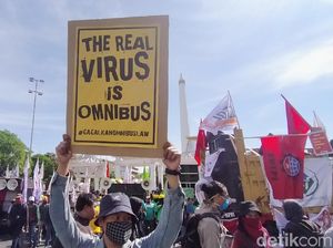 Massa Tolak Omnibus Law Mulai Padati Depan Kantor Gubernur Jatim