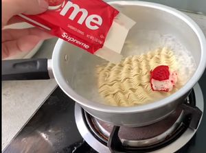 Tajir! Youtuber Ini Masak Mie Instan Campur Oreo Supreme