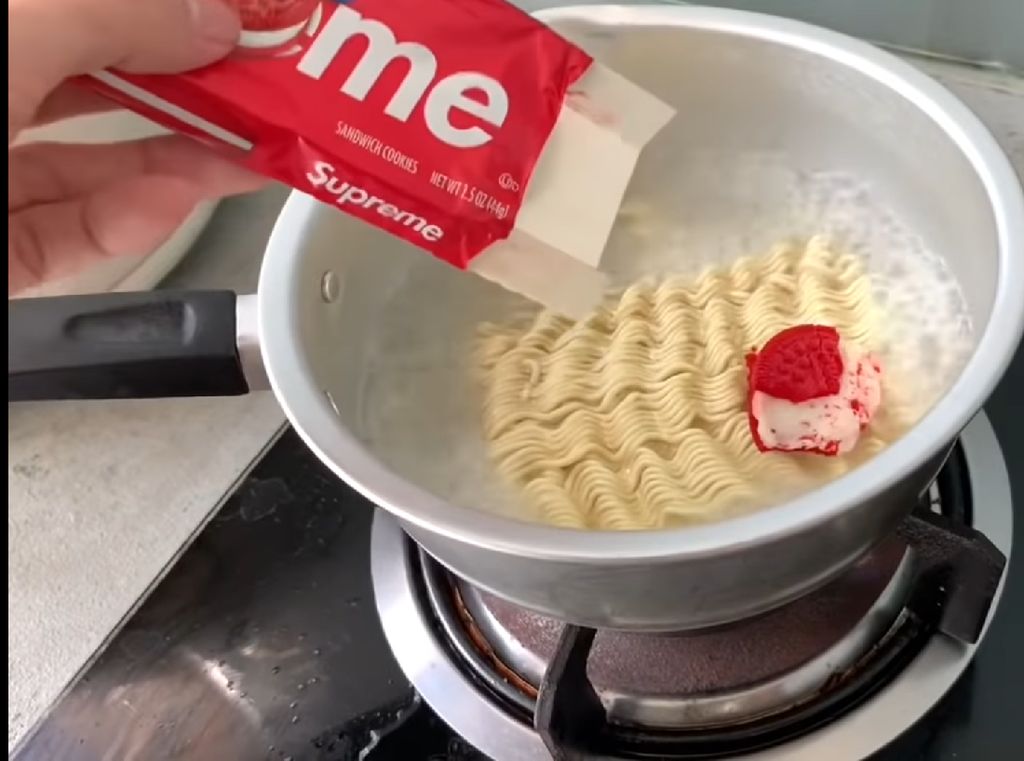 Tajir! Youtuber Ini Masak Mie Instan Campur Oreo Supreme Tajir! Youtuber Ini Masak Mie Instan Campur Oreo Supreme