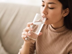 Wajib Tahu! Ini Alasan Pentingnya Cukup Minum Air untuk Diabetesi