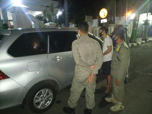 Satpol PP Panggil Ortu Muda Mudi yang Diamankan dari Mobil Bergoyang Satpol PP Panggil Ortu Muda Mudi yang Diamankan dari Mobil Bergoyang