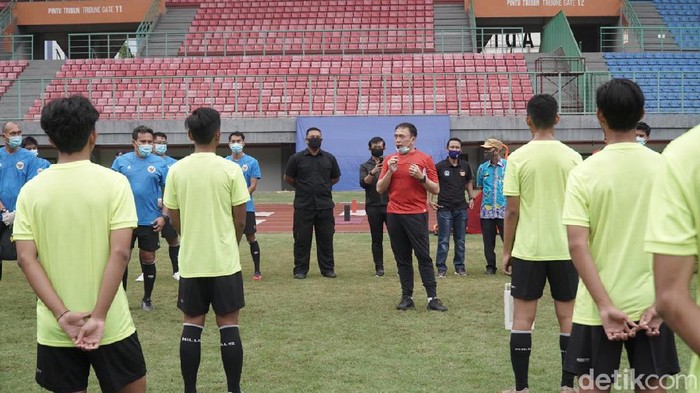 Ketum PSSI, Mochamad Iriawan, menengok Timnas U-16 latihan.