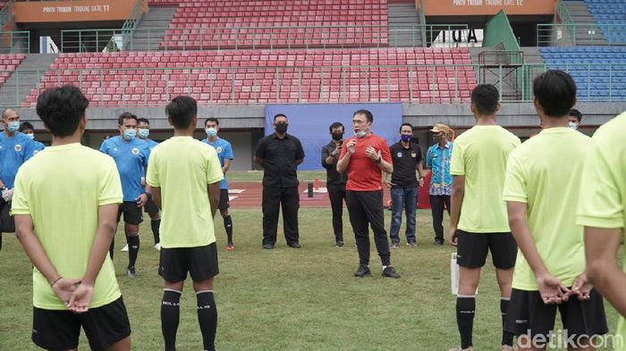 Mochamad Iriawan Ketum PSSI, Mochamad Iriawan, menengok Timnas U-16 latihan.