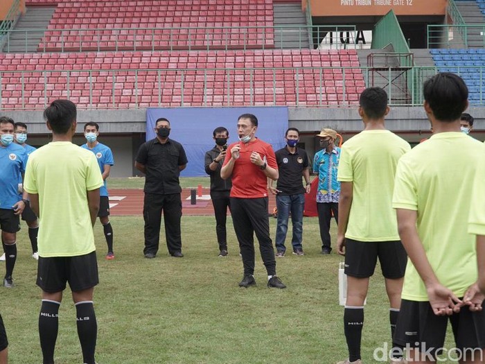 Ketum PSSI, Mochamad Iriawan, menengok Timnas U-16 latihan.