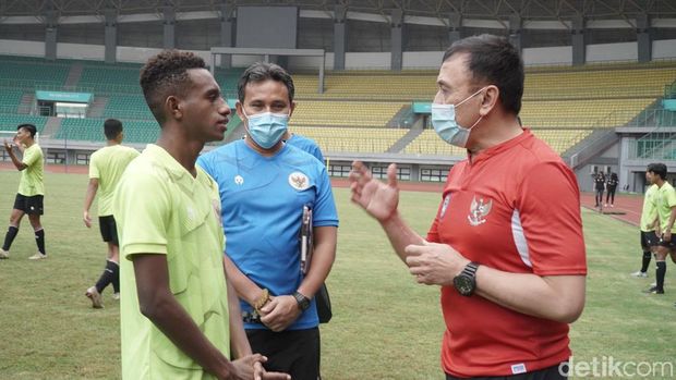 Ketum PSSI, Mochamad Iriawan, menengok Timnas U-16 latihan.