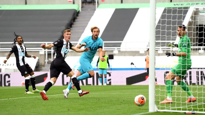 NEWCASTLE UPON TYNE, ENGLAND - JULY 15: Harry Kane of Tottenham Hotspur scores his sides second goal during the Premier League match between Newcastle United and Tottenham Hotspur at St. James Park on July 15, 2020 in Newcastle upon Tyne, England. Football Stadiums around Europe remain empty due to the Coronavirus Pandemic as Government social distancing laws prohibit fans inside venues resulting in all fixtures being played behind closed doors. (Photo by Stu Forster/Getty Images)