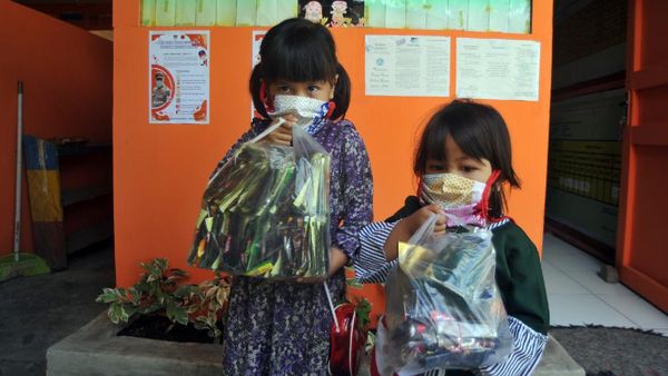 Unik Banget! Di Padang Bayar Sekolah Pakai Sampah Plastik Lho