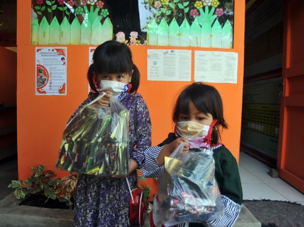 Unik Banget! Di Padang Bayar Sekolah Pakai Sampah Plastik Lho