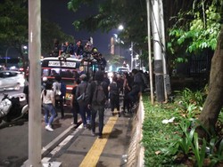 Pendemo di Sekitar Gedung DPR Bubarkan Diri, Bergerak ke Jl Gerbang Pemuda