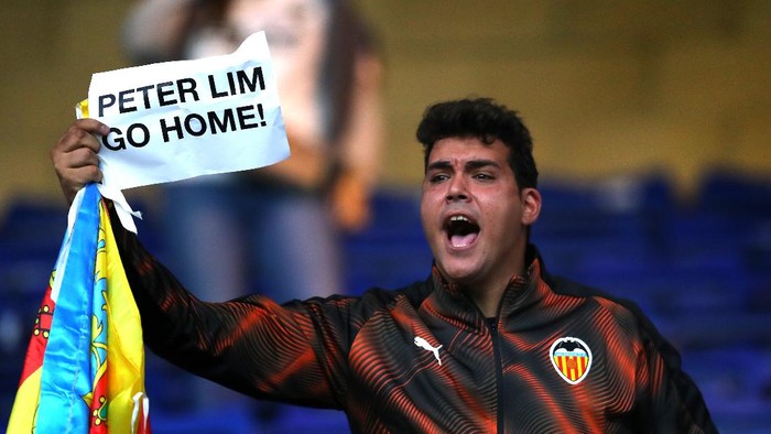 LONDON, ENGLAND - SEPTEMBER 17:  A Valencia fan holds a sign reading Peter Lim Go Home! prior to the UEFA Champions League group H match between Chelsea FC and Valencia CF at Stamford Bridge on September 17, 2019 in London, United Kingdom. (Photo by Richard Heathcote/Getty Images)