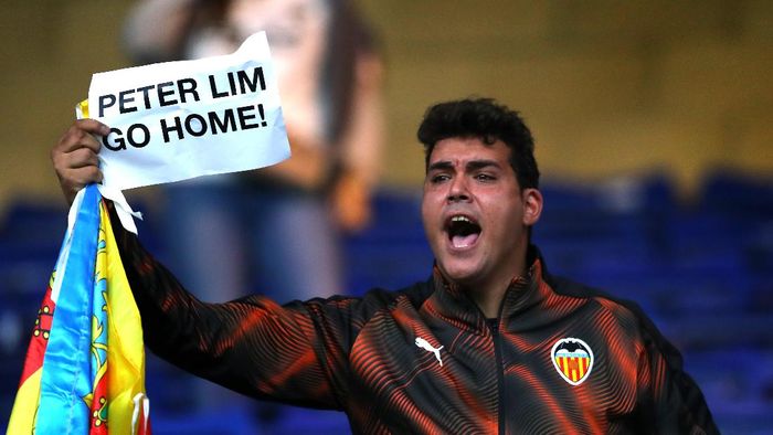 Peter Lim LONDON, ENGLAND - SEPTEMBER 17: A Valencia fan holds a sign reading Peter Lim Go Home! prior to the UEFA Champions League group H match between Chelsea FC and Valencia CF at Stamford Bridge on September 17, 2019 in London, United Kingdom. (Photo by Richard Heathcote/Getty Images)