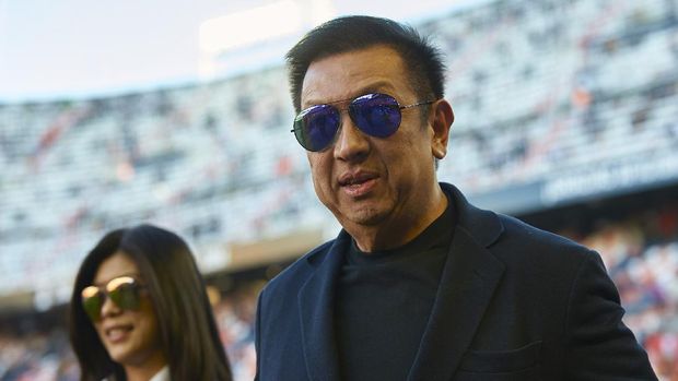 VALENCIA, SPAIN - JANUARY 04:  New owner of Valencia CF Peter Lim looks on prior to the start of the La Liga match between Valencia CF and Real Madrid CF at Estadi de Mestalla on January 4, 2015 in Valencia, Spain.  (Photo by Manuel Queimadelos Alonso/Getty Images)
