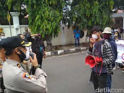 Polisi Bubarkan Aksi Mahasiswa Cirebon Tolak RUU Omnibus Law