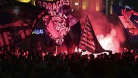 Suporter FC Porto turun ke jalanan untuk meluapkan kegembiraannya usai tim kesayangannya menjadi juara Liga Portugal. AP Photo/Miguel Angelo Pereira.