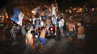 Di tengah pandemi COVID-19, suporter tetap berkumpul dan konvoi di jalanan Porto. AP Photo/Miguel Angelo Pereira.