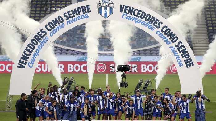 Porto Juara Liga Portugal 2020 FC Porto dipastikan meraih gelar Liga Portugal setelah meraih kemenangan 2-0 atas Sporting Lisbon. Perayaan pun dilakukan oleh para pemain hingga suporter.