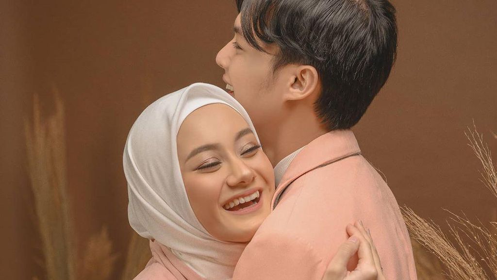 7 Gaya Dinda Hauw dan Rey Mbayang, Foto Post-Wedding Bukan Pre-Wedding 7 Gaya Dinda Hauw dan Rey Mbayang, Foto Post-Wedding Bukan Pre-Wedding