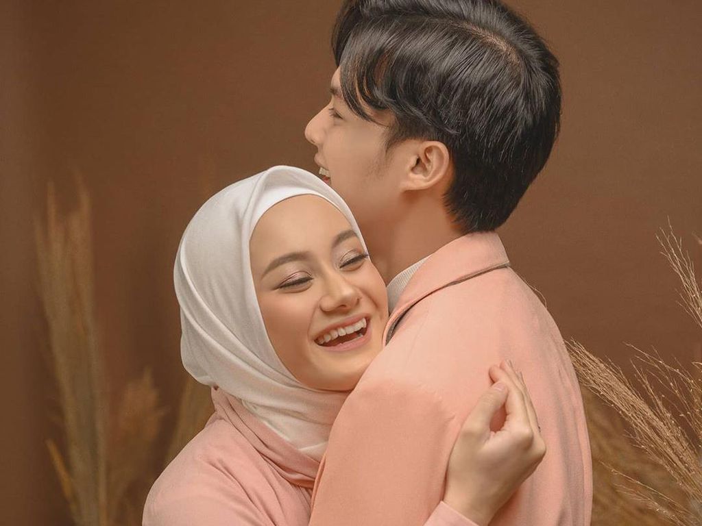 7 Gaya Dinda Hauw dan Rey Mbayang, Foto Post-Wedding Bukan Pre-Wedding 7 Gaya Dinda Hauw dan Rey Mbayang, Foto Post-Wedding Bukan Pre-Wedding