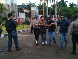 2 Orang Pria dari Massa Demo Buruh Dibawa Polisi Masuk ke Dalam DPR