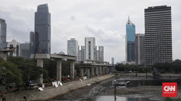 Pekerja menyelesaikan proyek Stasiun LRT Jabodebek dan long span Kuningan - Dukuh Atas di kawasan Dukuh Atas, Jakarta, Kamis, 16 Juli 2020. Stasiun tersebut nantinya akan terkoneksi dengan kawasan terpadu transit oriented development (TOD) yang menggabungkan moda transportasi MRT, kereta commuter line, kereta bandara, dan bus Transjakarta. CNN Indonesia/Bisma Septalisma