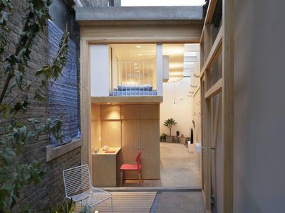 Foto: Rumah Unik Bentuk Huruf L, Surga Tersembunyi di Gang Sempit