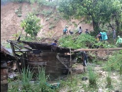 Hujan Deras, Rumah Warga Mamuju Tengah Rusak Diterjang Longsor