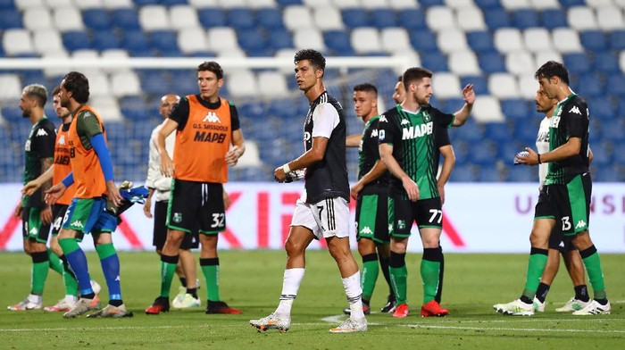 REGGIO NELLEMILIA, ITALY - JULY 15:  Cristiano Ronaldo of Juventus FC shows his dejection at the end of the Serie A match between US Sassuolo and Juventus at Mapei Stadium - Citta del Tricolore on July 15, 2020 in Reggio nellEmilia, Italy.  (Photo by Marco Luzzani/Getty Images)