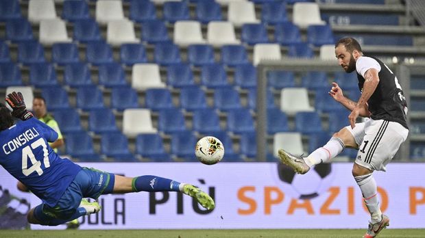 Juventus' Gonzalo Higuain, right, scores a goal during a Serie A soccer match between Sassuolo and Juventus at the Mapei Stadium in Reggio Emilia, Italy, Wednesday, July 15, 2020. (Massimo Paolone/LaPresse via AP)