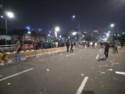 Demo di DPR Bubar, Sebagian Massa Bertahan dan Melempari Polisi Pakai Botol