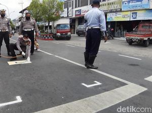 Pemotor Ngawi Diajak Jaga Jarak Saat Berhenti di Lampu Merah
