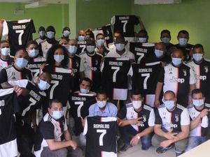 Keren! Bantu Perangi Corona, Tim Medis Kuba Dihadiahi Jersey Ronaldo