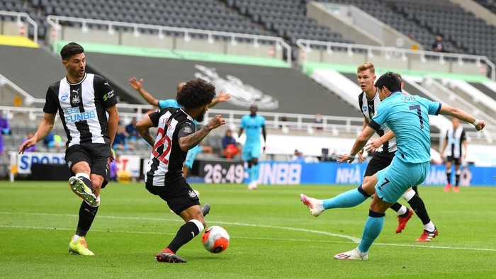 NEWCASTLE UPON TYNE, ENGLAND - JULY 15: Heung-Min Son of Tottenham Hotspur scores his sides first goal during the Premier League match between Newcastle United and Tottenham Hotspur at St. James Park on July 15, 2020 in Newcastle upon Tyne, England. Football Stadiums around Europe remain empty due to the Coronavirus Pandemic as Government social distancing laws prohibit fans inside venues resulting in all fixtures being played behind closed doors. (Photo by Michael Regan/Getty Images)