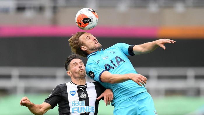 NEWCASTLE UPON TYNE, ENGLAND - JULY 15: Harry Kane of Tottenham Hotspur jumps for the ball with Fabian Schar of Newcastle United during the Premier League match between Newcastle United and Tottenham Hotspur at St. James Park on July 15, 2020 in Newcastle upon Tyne, England. Football Stadiums around Europe remain empty due to the Coronavirus Pandemic as Government social distancing laws prohibit fans inside venues resulting in all fixtures being played behind closed doors. (Photo by Michael Regan/Getty Images)