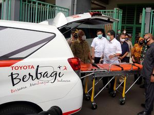 Toyota Serahkan Bantuan Ambulans untuk Tangani Corona
