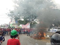 Demo Tolak RUU Cipta Kerja di Depan DPRD Sulsel, Lalin Macet