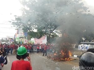 Demo Tolak RUU Ciptaker di Makassar Diwarnai Ricuh, 37 Orang Diamankan Demo Tolak RUU Ciptaker di Makassar Diwarnai Ricuh, 37 Orang Diamankan