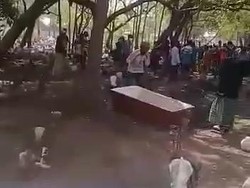 Warga Pasuruan Bongkar Peti Jenazah Pasien Positif COVID-19