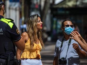 Nggak Pakai Masker di Spanyol, Siap-siap Didenda Rp 1,6 Juta Nggak Pakai Masker di Spanyol, Siap-siap Didenda Rp 1,6 Juta