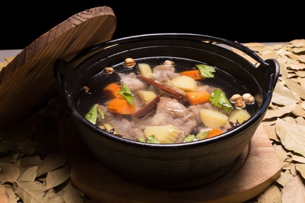 Sop Buntut/ Sumber: Freepik.com Sop buntut paling enak jika disajikan dengan menggunakan bahan pelengkap dan nasi.