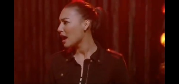 Penampilan Naya Rivera menyanyikan lagu Girl on Fire di serial Glee.