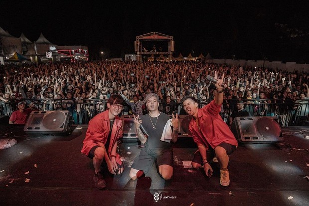 Di platform YouTube, lagu Lathi telah ditonton lebih dari 75 juta kali, bahkan Lathi telah ditonton mencapai 100 juta kali di platform digital.